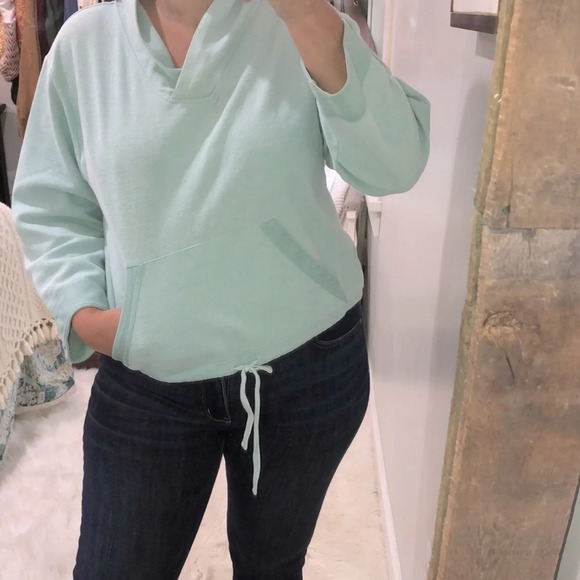 DELICATES medium vintage green crop sweatshirt - Picture 1 of 5